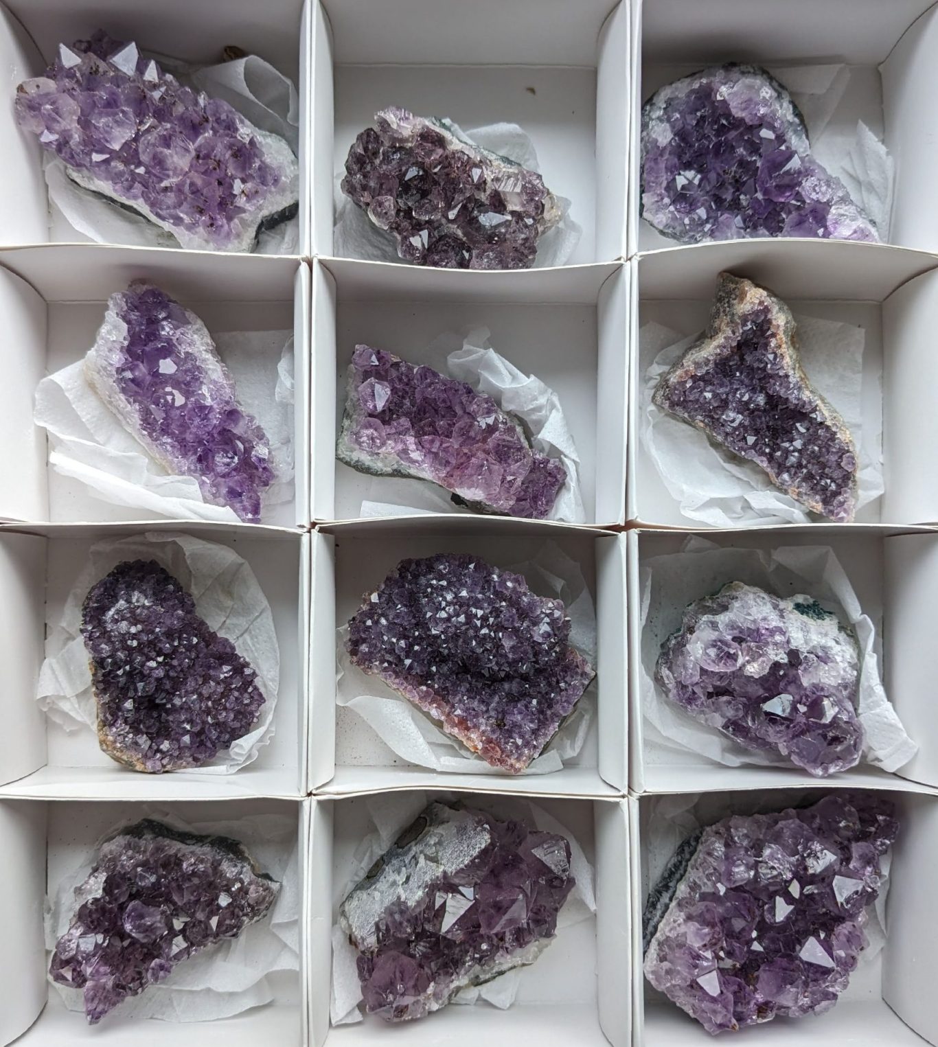 Halbierte Achatgeoden in verschiedenen Farben und Formen.